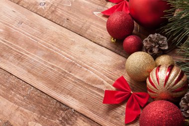 Kırmızı Noel topları, çam ve selvi koniler ile dal ahşap t