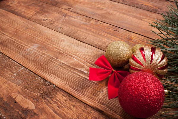 グランジ背景に木製のテーブルの上のクリスマスの装飾 ストック写真