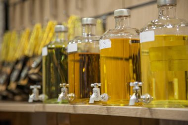 Çarşı içinde Satılık çeşitli parfüm şişeleri.