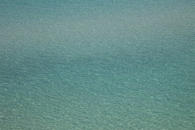 Şeffaf turkuaz deniz suyu, doğal arka plan.