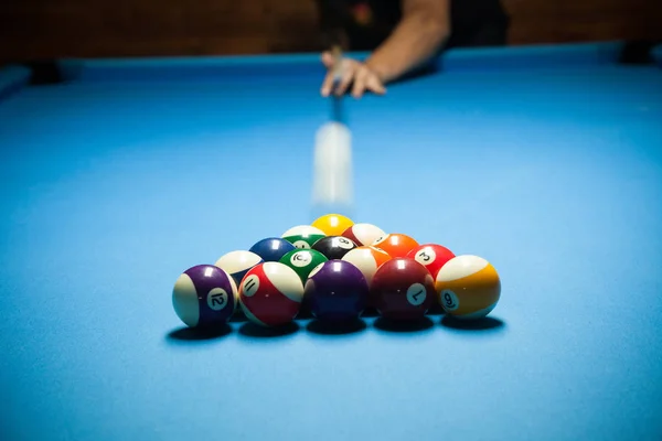 Tavolo da biliardo blu con palline colorate, inizio del gioco, lento — Foto Stock