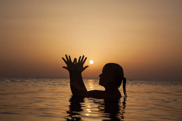 Silhouette di una ragazza in oceano al tramonto, donna oceano all'alba l — Foto Stock