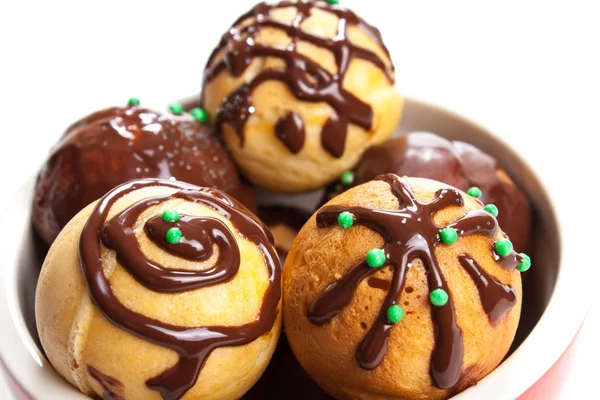 Fondo postre dulce, bola de donut de chocolate con almendras — Foto de Stock