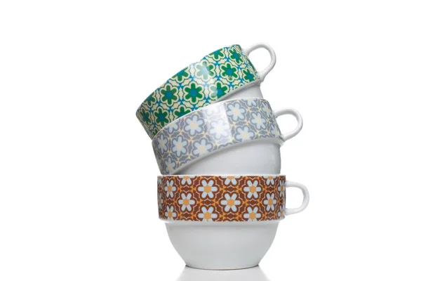 Tour en tasses multicolores isolées sur blanc — Photo