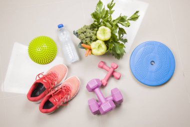 Ölçme bant ve elma beyaz su, spor ayakkabı, spor ayakkabı 