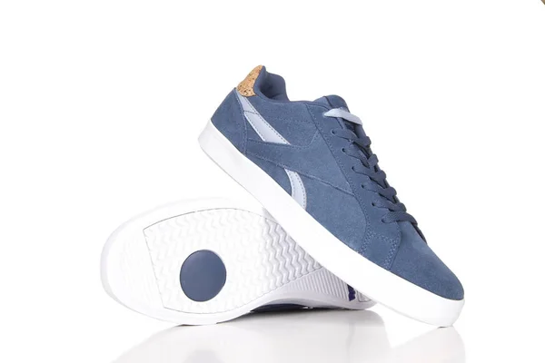 Blauwe sneakers geïsoleerd op een witte achtergrond, een paar blauwe sneake — Stockfoto