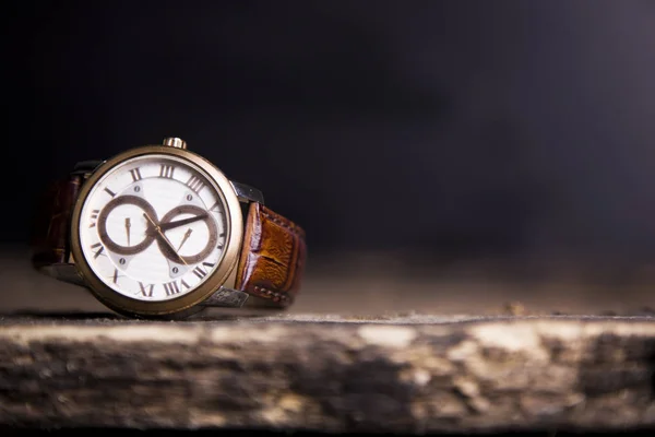 Hnědé kožené hodinky, Vintage styl Náramkové hodinky, Pánské kožené W — Stock fotografie