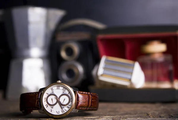 Nahaufnahme getönte Aufnahme von auf dem Tisch liegenden männlichen Uhren gegen Fotog — Stockfoto