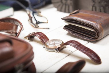 Erkekler rahat giysiler ile beyaz rustik wo üzerinde deri aksesuarlar