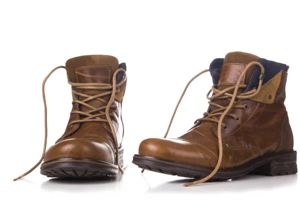 Ett par slitna boots isolerad på en vit bakgrund — Stockfoto