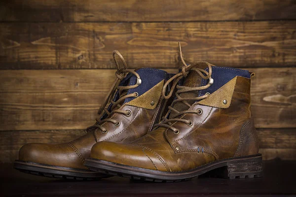 Нові коричневої шкіри чоботи vintage фону. Зношені туфлі на м'яч у лунку — стокове фото