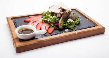 Mükemmel kızarmış veya ızgara biftek. Zekâ hizmet sığır eti biftek dilimlenmiş