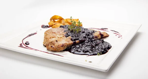 biftek ekşili yaban mersini soslu domuz eti kemik üzerinde. ber etli