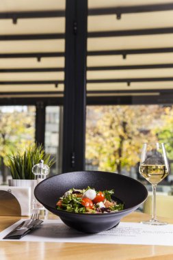 İtalyan mozzarella peyniri ve domates salatası domatesli ve kıtır kıtır kıtır ekmek yaratıklar, beyaz arka plan üzerinde siyah bir plaka üzerinde yukarıdan görünüm kızarmış..