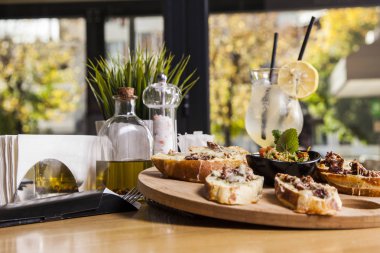 -Gevrek domuz pastırması, Bıldırcın yumurta, domates, goa ile kahvaltı sandviç