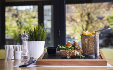 Woo et şiş üzerine bir kova içinde sos ve patates kızartması ile