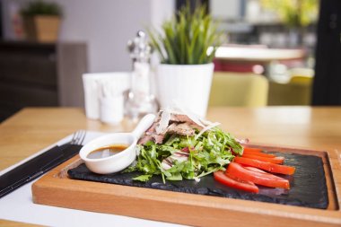 Mükemmel kızarmış veya ızgara biftek. Zekâ hizmet sığır eti biftek dilimlenmiş