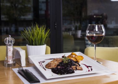 biftek ekşili yaban mersini soslu domuz eti kemik üzerinde. ber etli