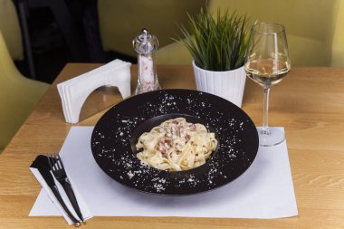 Tabak üzerinde beyaz backg izole Mantar krema soslu makarna