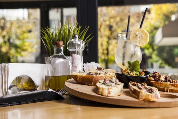 -Gevrek domuz pastırması, Bıldırcın yumurta, domates, goa ile kahvaltı sandviç