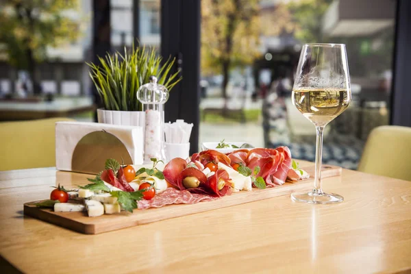 Meze tabağı soğuk et tabağı grisini ekmek sopa, pr ile