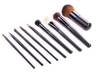 İzole beyaz arka plan üzerinde makyaj, profesyonel kozmetik fırça koleksiyonu ayarla
