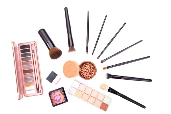 Siyah arka plan üzerinde kozmetik kavramı, izole makyaj ve kirpik fırça için çeşitli profesyonel kadın kozmetik fırçaların düz üstten görünüm kümesi makyaj kavramı, metniniz için uzay resmi Kopyala