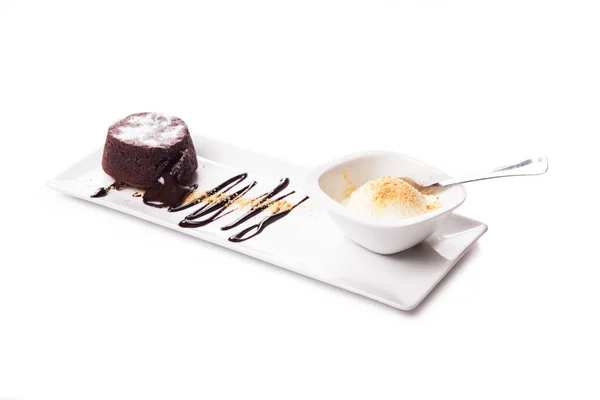 Ciasto czekoladowe lawy, stopionego tort czekoladowy z lodami i dekoracje, zbliżenie na pyszne lody na szczycie brownie z polewą czekoladową w płycie — Zdjęcie stockowe