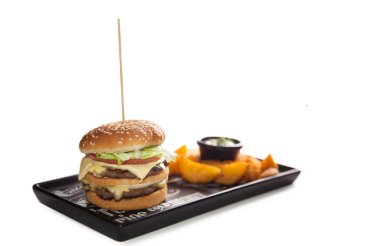 üzerinde Çift Kişilik hamburger WHI salataya ile plaka üzerinde patates kızartması ile