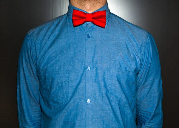 젊고 잘생긴 hipster 청바지 셔츠와 붉은 나비-t에서 사람 (남자) — 스톡 사진