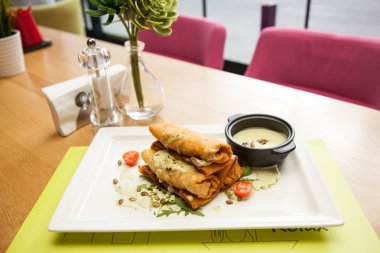 bir tabak çorba ve sebze restoranda lezzetli yemek