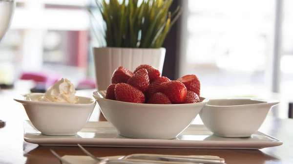 Fresas rojas frescas con crema om mesa de madera blanca. Dieta fácil —  Fotos de Stock