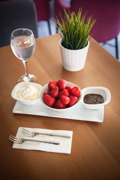 katkı maddeleri ile beyaz kase lezzetli çilek krem şanti bir