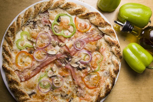 Deliciosa pizza brilhante em um fundo de madeira escura, pizza italiana Imagens De Bancos De Imagens