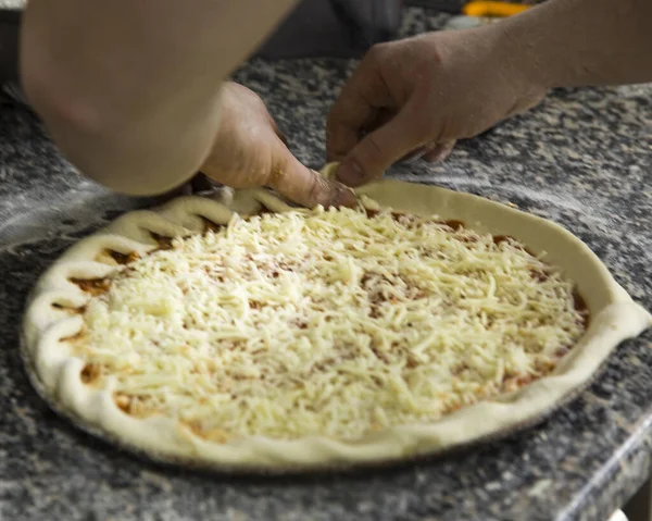 Preparação de pizza crua italiana original fresca, close-up do homem ha Fotos De Bancos De Imagens