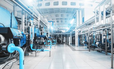 Kazan dairesinin içinde birbirine karşı gaz kazanları ve gaz ve buhar sağlamak için borular var. Perspektif ön görünümü