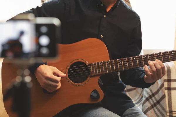 Homem Com Guitarra Acústica Uma Camisa Boné Toca Vivo Ficar — Fotografia de Stock