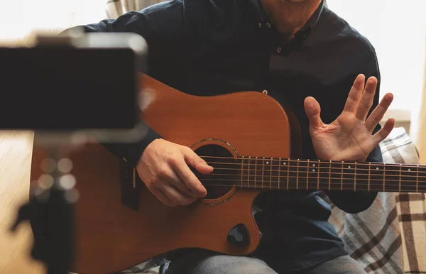 Hombre Con Guitarra Acústica Camisa Gorra Toca Vivo Quedándose Casa — Foto de Stock
