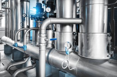 Kazan dairesine basınç göstergeleri yerleştirilmiş boru hattı.