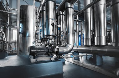 Buhar pompaları ve kazan dairesine yerleştirilmiş basınç göstergeleriyle boru hattı.