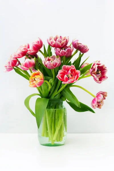 Różowe Tulipany Stoją Stole Wazonie Jasnym Tle — Zdjęcie stockowe