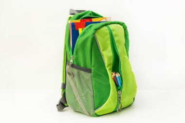 Okul çantası masanın üstünde.. 