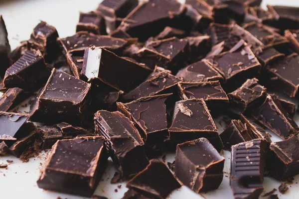 Eine Nahaufnahme Von Dunkler Schokolade Die Auf Einer Weißen Oberfläche — Stockfoto