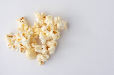 Beyaz arka planda patlamış mısır en tepeden görülüyor