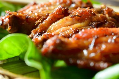 Izgara baharatlı tavuk kanatları