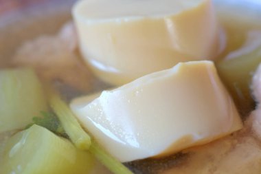 domuz eti ve yumurta tofu sıcak çorba