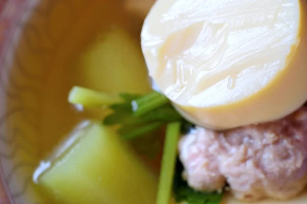 Горячий суп из свинины и яичного тофу — стоковое фото