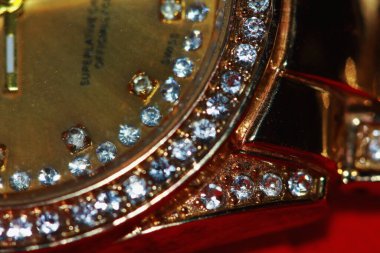 Masa ve güneş ışığı üzerinde Closeup cep saati