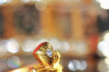 Siyah arka planda parlak altın bir yüzük