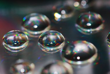 Arka plan için cd içerisindeki dropun makrodaki yansıması